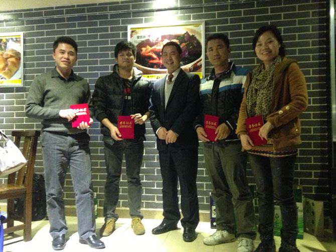  告別2013迎接2014,卓石公司團(tuán)隊(duì)年終聚餐,一起探討企業(yè)發(fā)展戰(zhàn)略與品嘗舌尖上的美味，非常感謝大家一直以來(lái)對(duì)卓石公司的支持，2014年我們會(huì)更加努力，會(huì)做得更好！